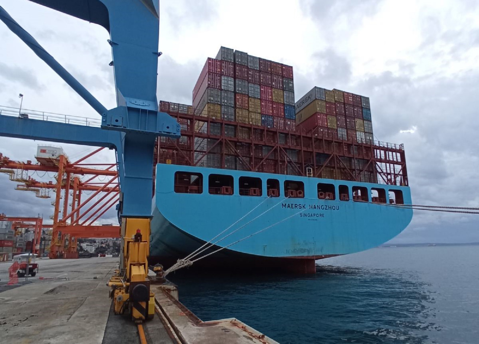 Rijeka, 2.1.2021.-  U rijeèku luku u subotu je iz Shanghaija uplovio brod Maersk Hangzhou na kojem se nalazi zatitna oprema koju je Vlada preko Ravnateljstva za robne zalihe Ministarstva gospodarstva i odrivog razvoja nabavila za potrebe nastavka borbe protiv epidemije koronavirusa. 
foto HINA/ Vlada RH/ ua