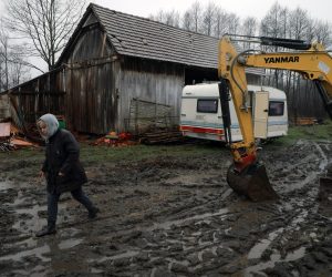 Petrinja, 3.1.2021.- U Petrinji nakon razornog potresa vatrogasci uklanjaju dijelove objekata koji bi se mogli uruiti, a ugroenom stanovnitvu osigurava se hrana i kamp kuæice i kamperi. 
foto HINA/ Tomislav PAVLEK/ ua