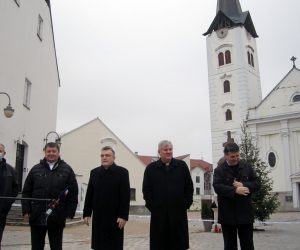 Sisak, 4.1.2021.- Hrvatski kardinal i nadbiskup metropolit Zagrebaèke nadbiskupije Josip Bozaniæ, sa suradnicima, u ponedjeljak je obiao oteæene crkvene objekte na podruèju Siska i Petrinje, kako bi se uvjerio u goleme tete izazvane razarajuæim potresom. 
foto HINA/ ua