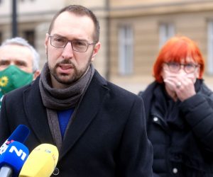 Zagreb, 06.01.2021. - Konferencija za medije Kluba zastupnika zeleno-lijevog bloka na kojoj se govorilo o problemu urušavanja i teških oštećenja kuća izgrađenih u poslijeratnoj obnovi, u potresu koji je prije tjedan dana posebno pogodio područje Sisačko-moslavačke županije.
Na fotografiji Tomislav Tomašević.
foto HINA/ Edvard ŠUŠAK/ es