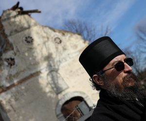 Petrinja, 06.01.2021 - Srpsko narodno vijeæe obiljeilo je Badnji dan kod oteæene crkve Svetog Nikole na pravoslavnom groblju u Petrinji. Na fotografiji episkop Gerasim Popoviæ. foto HINA/ Lana SLIVAR DOMINIÆ/ lsd