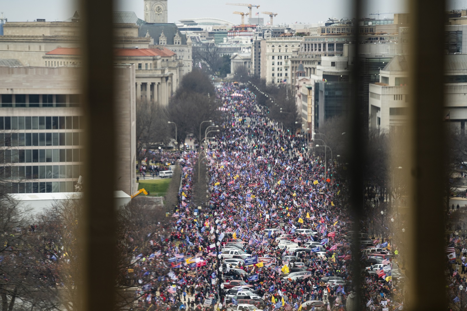 epa08923280 Supporters of US President Donald J. Trump and his baseless claims of voter fraud march down Pennsylvania Avenue as they breach Capitol security and climb the inauguration stand to protest Congress certifying Joe Biden as the next president in Washington, DC, USA, 06 January 2021.  EPA/JIM LO SCALZO