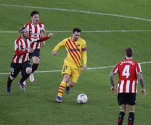 epa08923505 FC Barcelona's striker Leo Messi (C) in action during the Spanish LaLiga soccer match between Athletic Bilbao and FC Barcelona held at San Mames stadium, in Bilbao, northern Spain, 06 January 2021.  EPA/Luis Tejido