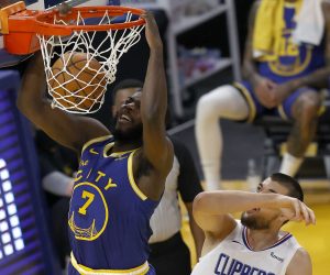 epa08923966 Golden State Warriors forward Eric Paschall (L) slam dunks for two points over Los Angeles Clippers center Ivica Zubac of Croatia (R) during the first half of the NBA game between Los Angeles Clippers and Golden State Warriors at Chase Center in San Francisco, California, USA, 06 January 2021.  EPA/JOHN G. MABANGLO SHUTTERSTOCK OUT