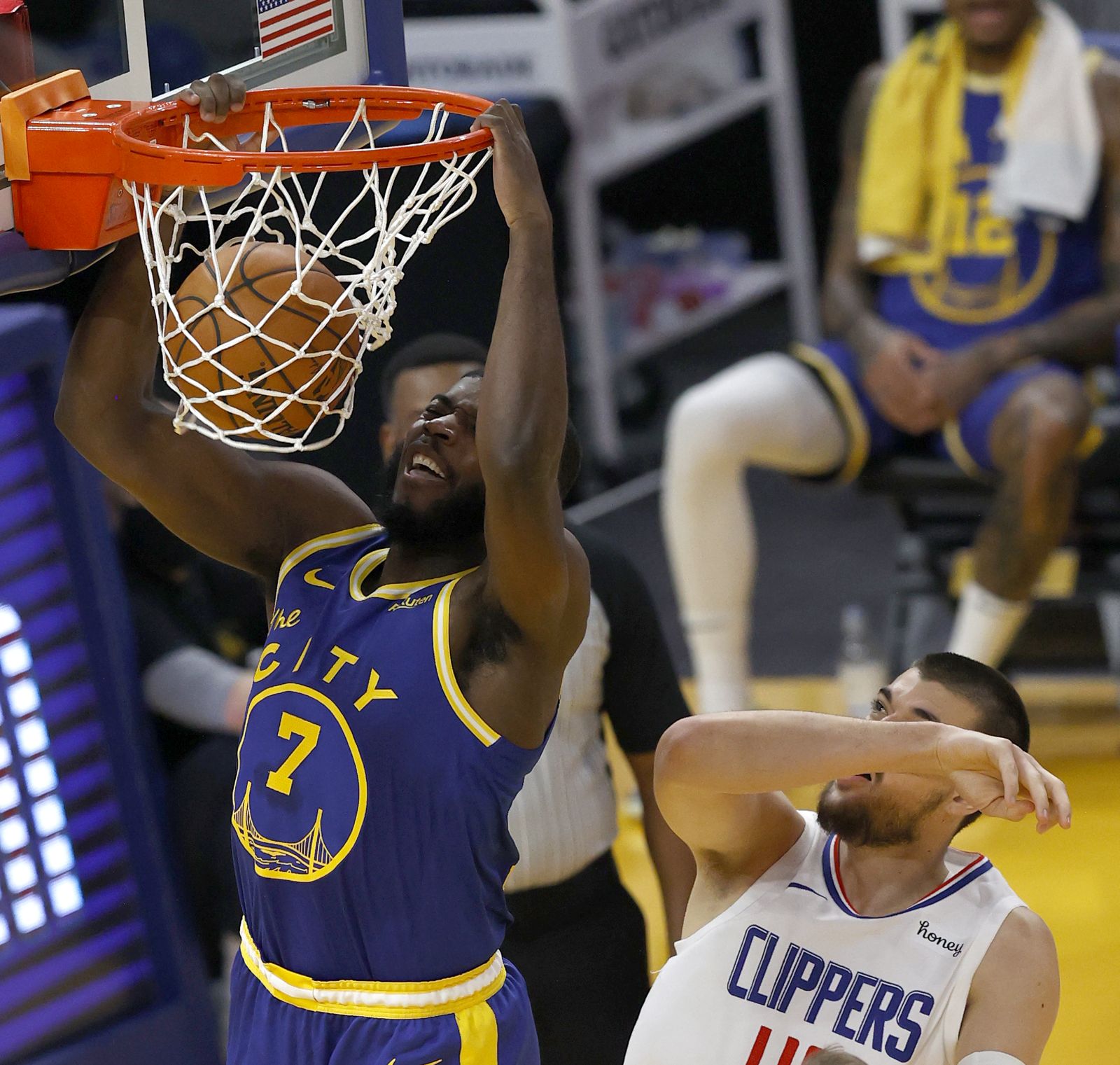 epa08923966 Golden State Warriors forward Eric Paschall (L) slam dunks for two points over Los Angeles Clippers center Ivica Zubac of Croatia (R) during the first half of the NBA game between Los Angeles Clippers and Golden State Warriors at Chase Center in San Francisco, California, USA, 06 January 2021.  EPA/JOHN G. MABANGLO SHUTTERSTOCK OUT