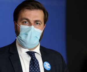 Zagreb, 07.01.2021. - Izjave za medije nakon sastanka èlanova Vlade s domaæim proizvoðaèima stambenih kontejnera. Na fotografiji ministar gospodarstva Tomislav Æoriæ. foto HINA/ Lana SLIVAR DOMINIÆ/ lsd