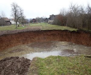 Mečenčani, 09.01.2021. - Pregled Zavoda za Hidrogeologiju i inženjersku Geologiju na ćelu s predstojnikom zavoda Josipom Terzićem novootvorenU rupu u selu Mečenčani pored H.Kostajnice.  foto HINA/ Daniel KASAP/ dk
