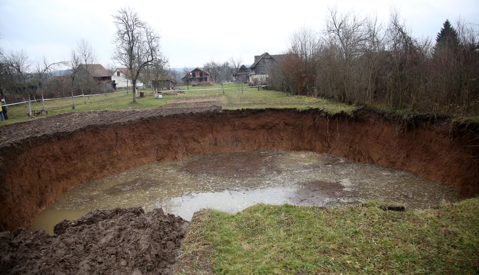 Mečenčani, 09.01.2021. - Pregled Zavoda za Hidrogeologiju i inženjersku Geologiju na ćelu s predstojnikom zavoda Josipom Terzićem novootvorenU rupu u selu Mečenčani pored H.Kostajnice.  foto HINA/ Daniel KASAP/ dk