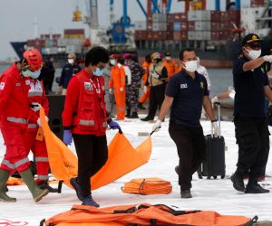 epa08929635 Indonesian rescuers and Disaster Victim Identification (DVI) police officers carry a body bag at Tanjung Priok port in Jakarta, Indonesia, 10 January 2021. Contact to Sriwijaya Air flight SJ182 was lost on 09 January 2021 shortly after the aircraft took off from Jakarta International Airport while en route to Pontianak in West Kalimantan province.  EPA/ADI WEDA