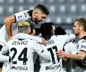 epa08932129 Spezia players celebrate their second goal during the Italian Serie A soccer match Spezia Calcio vs UC Sampdoria at Alberto Picco stadium in La Spezia, Italy, 11 January 2021.  EPA/SIMONE ARVEDA