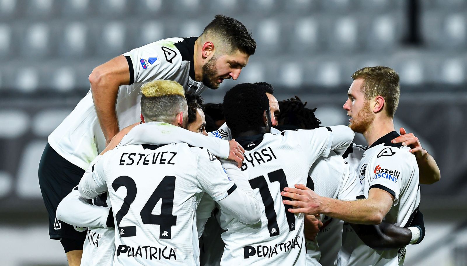 epa08932129 Spezia players celebrate their second goal during the Italian Serie A soccer match Spezia Calcio vs UC Sampdoria at Alberto Picco stadium in La Spezia, Italy, 11 January 2021.  EPA/SIMONE ARVEDA