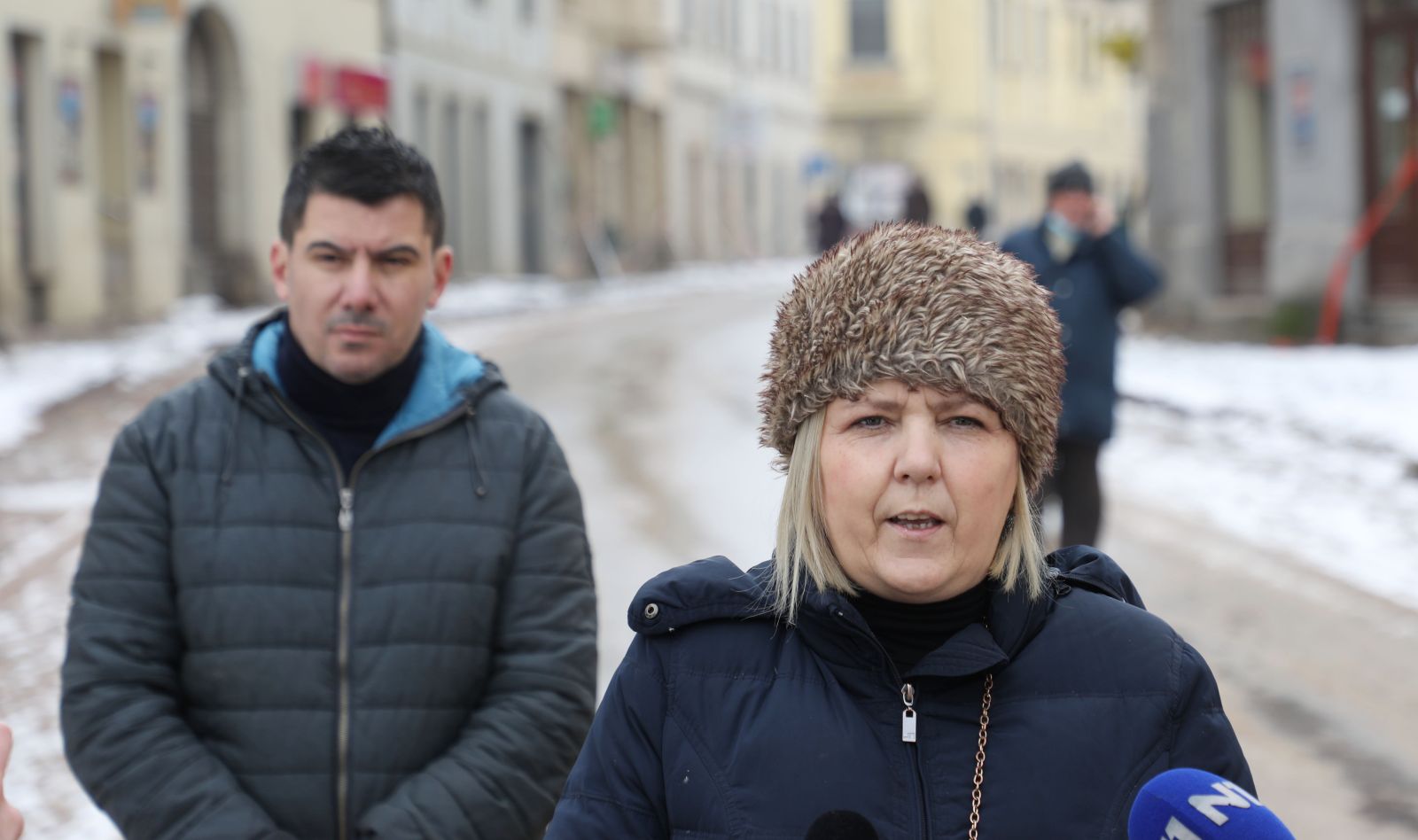 Petrinja, 12.01.2021. - Konferencija za medije MOST-a o stanju u Petrinji. Na fotografiji saborski zastupnik Nikola Grmoja i koordinarorica Mosta iz Petrinje Luca Gašpar Šako. foto HINA/ Lana SLIVAR DOMINIĆ/ lsd
