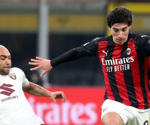 epa08933619 Torino's Simone Zaza (L) in action against  AC Milan's Sandro Tonali during the Italian Cup round of sixteen soccer match between AC Milan and Torino FC at the Giuseppe Meazza stadium in Milan, Italy, 12 January 2021.  EPA/MATTEO BAZZI