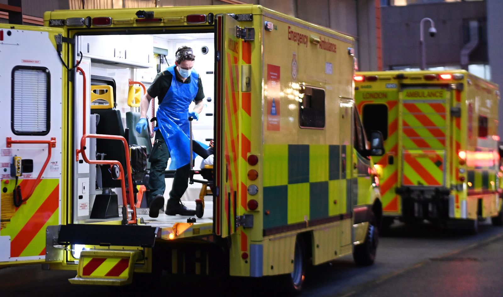 epa08934637 NHS Ambulance staff outside the Royal London hospital in London, Britain, 13 January 2021. Britain's national health service (NHS) is coming under sever pressure as Covid-19 hospital admissions continue to rise across the UK.  EPA/ANDY RAIN