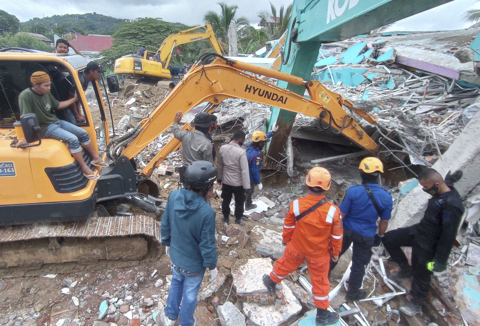 epaselect epa08938287 Indonesian rescue teams search for victims under the rubble of a collapsed building following a 6.2 magnitude earthquake in Mamuju, West Sulawesi, Indonesia, 15 January 2021. At least seven people were killed and hundreds injured.  EPA/STR