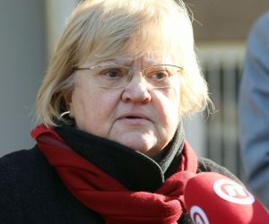 Zagreb, 15.01.2021. - Zagrebački oporbeni političari obišli su stradale u zagrebačkom potresu smještene u hostelu Arena. Na fotografiji Anka Mrak Taritaš. foto HINA/ Lana SLIVAR DOMINIĆ/ lsd