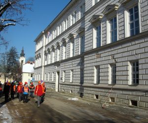 Petrinja, 15.01.2021. - Talijanske "Plave kacige" iz oštećene petrinjske Srednje škole izvlače artifakte povijesne zbirke.
foto HINA/ ml