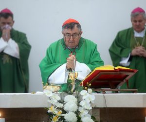 Glina, 17.01.2021 - Nadbiskup Vrhbosanski kardinal Vinko Puljic predvodio je misno slavlje u upnoj crkvi sv. Ivana Nepomuka, u zajednitvu s nadbiskupom koadjutorom Tomom Vukicem i sisackim biskupom Vladom Koicem. Na slici Vinko Puljic, Vlado Koic i Tomo Vukic.
foto HINA/ Damir SENCAR /ds