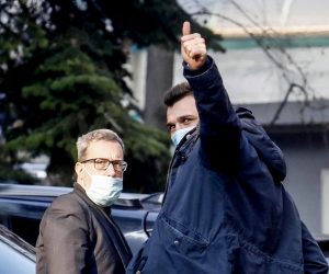 epa08945964 New AC Milan player, Croatian Mario Mandzukic (C), gestures while leaving the Madonnina clinic after undergoing a medical checkup in Milan, Italy, 18 January 2021. AC Milan signed 34-year-old Mandzukic on short-term deal until end of the season.  EPA/MOURAD BALTI TOUATI