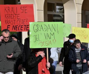 Poega, 19.1.2021.-  SDP je ispred Gradske kuæe na Trgu Sv. Trojstva 1 u Poegi organizirao prosvjed POVIK-21 za ostavku gradonaèelnika Poege Darka Puljaiæa i njegovog zamjenika Marija Pilona. 
foto HINA/ ua