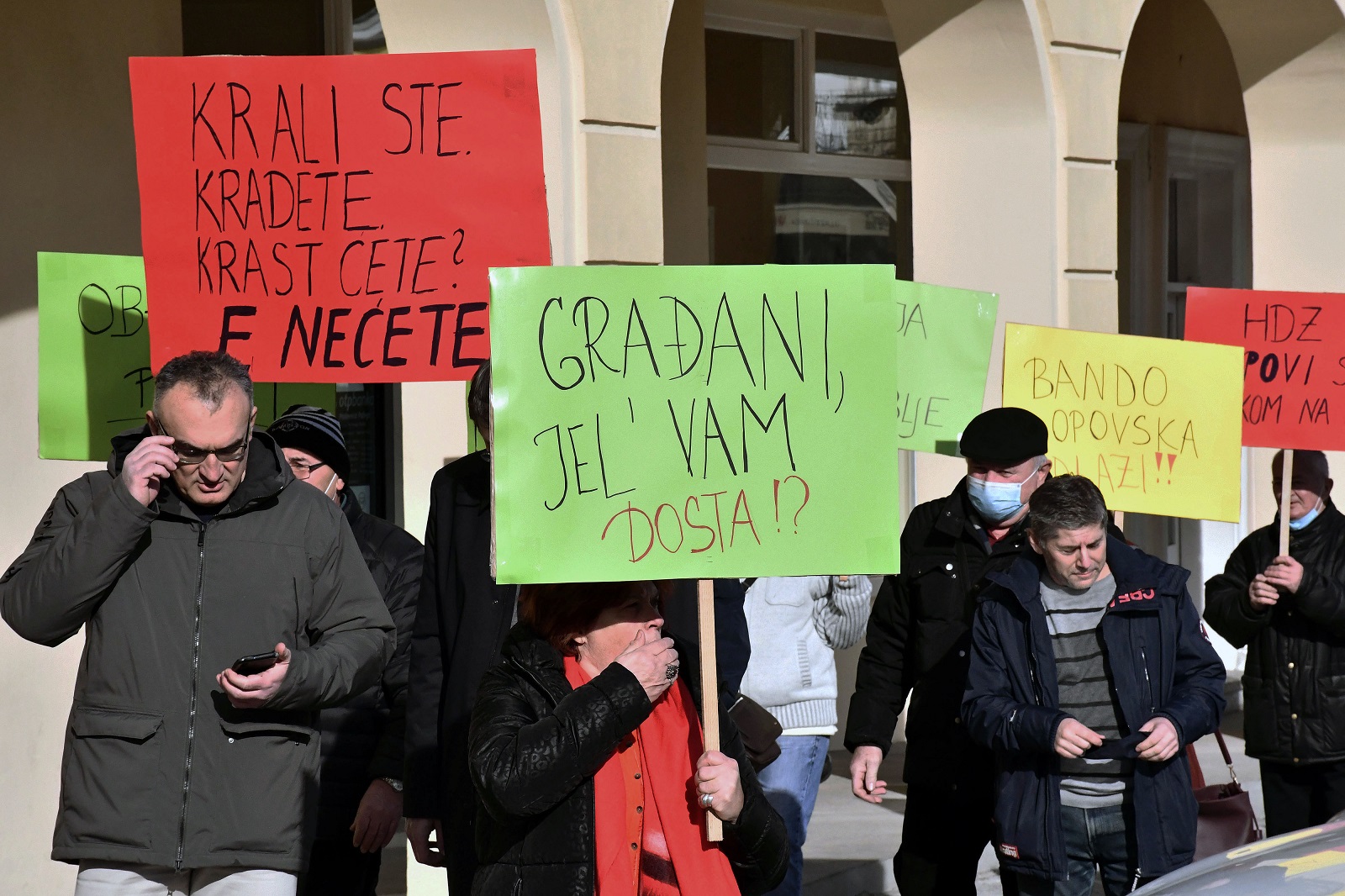 Poega, 19.1.2021.-  SDP je ispred Gradske kuæe na Trgu Sv. Trojstva 1 u Poegi organizirao prosvjed POVIK-21 za ostavku gradonaèelnika Poege Darka Puljaiæa i njegovog zamjenika Marija Pilona. 
foto HINA/ ua