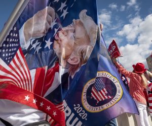 epa08952646 Supporters of US President Donald J. Trump welcome him as he arrives West Palm Beach, Florida, USA, 20 January 2021. 
US President Donald J. Trump is not attending the Inaugration ceremony of President-elect Joe Biden. Biden won the 03 November 2020 election to become the 46th President of the United States of America.  EPA/CRISTOBAL HERRERA-ULASHKEVICH
