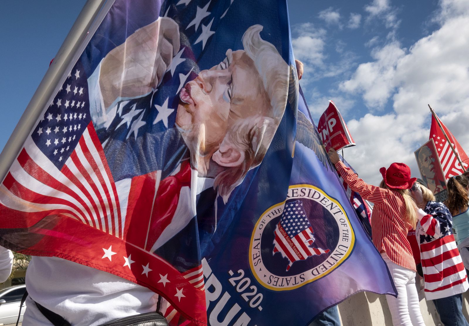 epa08952646 Supporters of US President Donald J. Trump welcome him as he arrives West Palm Beach, Florida, USA, 20 January 2021. 
US President Donald J. Trump is not attending the Inaugration ceremony of President-elect Joe Biden. Biden won the 03 November 2020 election to become the 46th President of the United States of America.  EPA/CRISTOBAL HERRERA-ULASHKEVICH