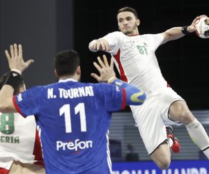 epa08952694 Algeria's Abdi Ayoub (R) in action against France's Nicolas Tournat (C) during the match between France and Algeria at the 27th Men's Handball World Championship in Cairo, Egypt, 20 January 2021.  EPA/Petr Josek / POOL