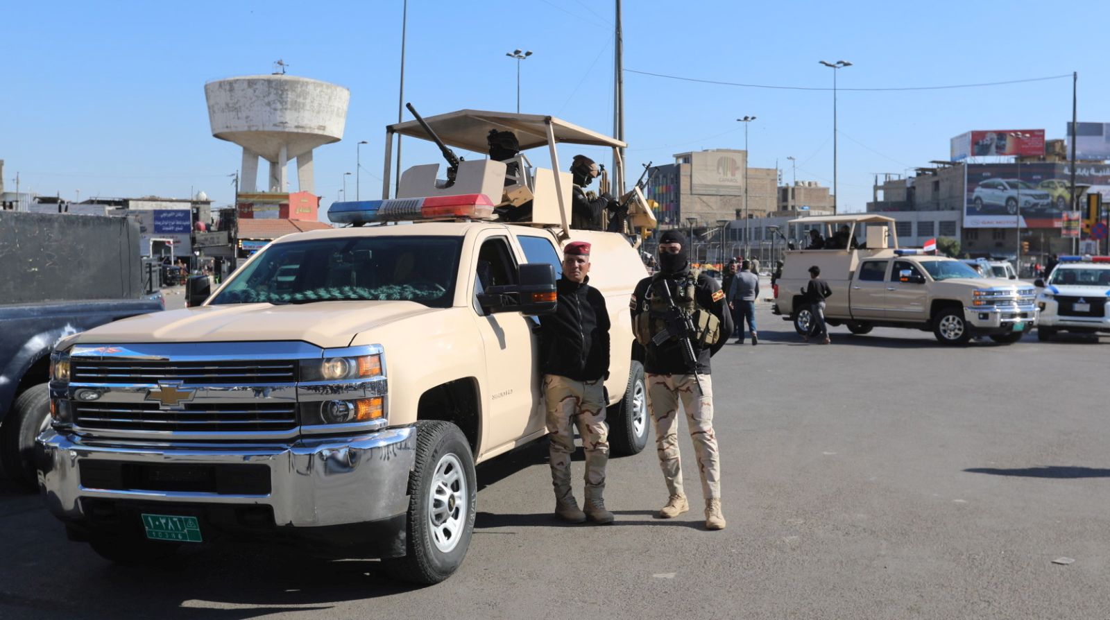 epa08954905 Iraqi security forces secure the road leading to the site of two bomb attacks in central Baghdad, Iraq, 21 January 2021. According to local media reports, two bombs exploded in a popular commercial area in central Baghdad on 21 January morning. At least 13 people were killed and dozens were injured.  EPA/AHMED JALIL