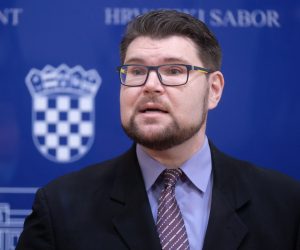 Zagreb, 21.01.2021 - Konferencija za medije Kluba zastupnika lijevog bloka, Kluba zastupnika SDP-a, Kluba zastupnika Centra i GLAS-a, Kluba zastupnika HSS-a i HSU-a, Kluba zastupnika IDS-a, Kluba zastupnika Mosta, Kluba zastupnika Hrvatskih suverenista i Kluba zastupnika Domovinskog pokreta.
Na fotografiji Peđa Grbin. 
foto HINA/ Edvard ŠUŠAK/ es