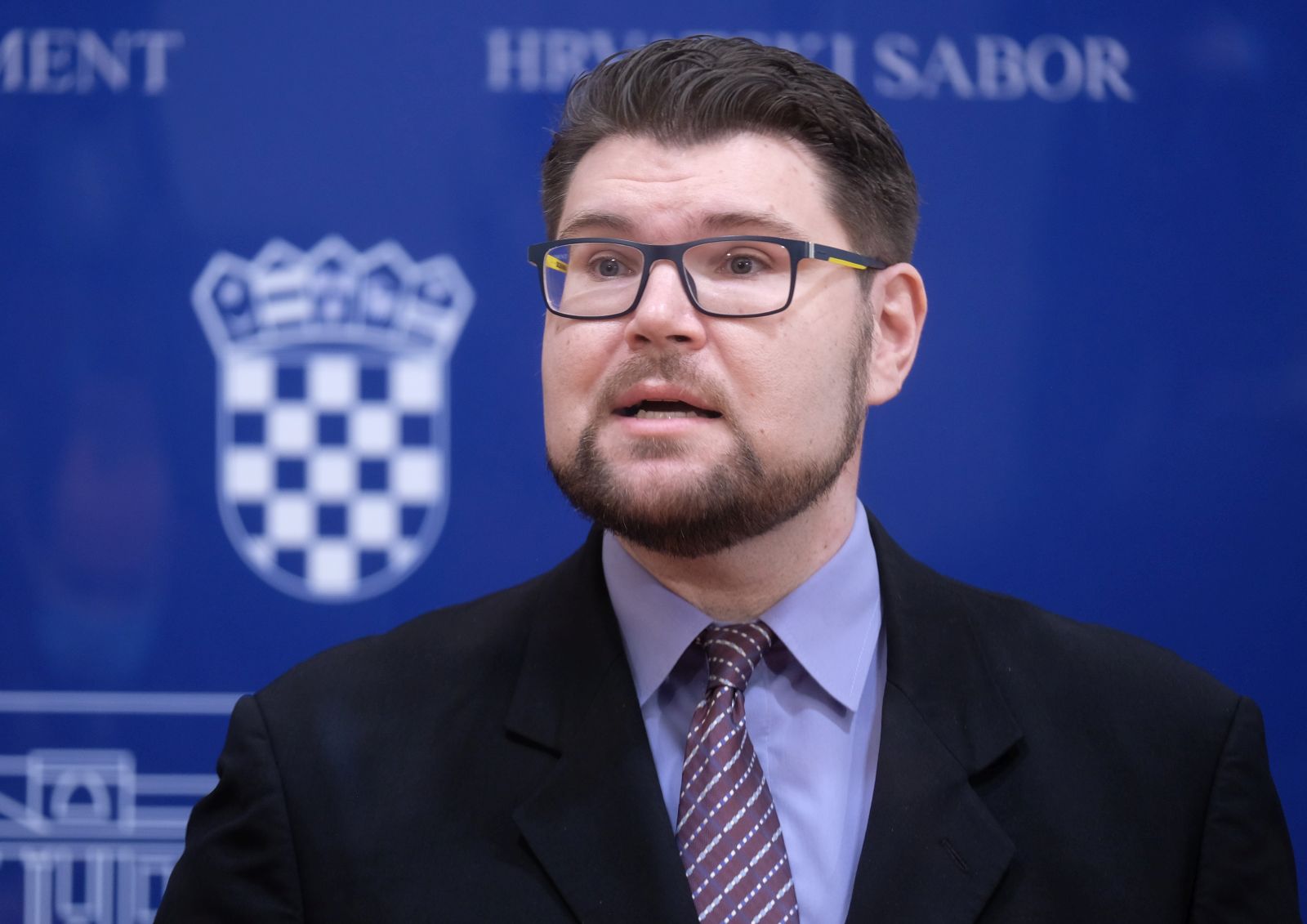 Zagreb, 21.01.2021 - Konferencija za medije Kluba zastupnika lijevog bloka, Kluba zastupnika SDP-a, Kluba zastupnika Centra i GLAS-a, Kluba zastupnika HSS-a i HSU-a, Kluba zastupnika IDS-a, Kluba zastupnika Mosta, Kluba zastupnika Hrvatskih suverenista i Kluba zastupnika Domovinskog pokreta.
Na fotografiji Peđa Grbin. 
foto HINA/ Edvard ŠUŠAK/ es