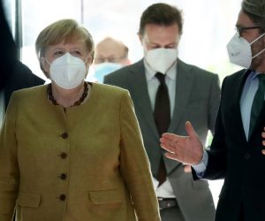 epa08954964 German Chancellor Angela Merkel (L) arrives to a press conference at the Federal Press Conference (Bundespressekonferenz) in Berlin, Germany, 21 January 2021.  EPA/HAYOUNG JEON