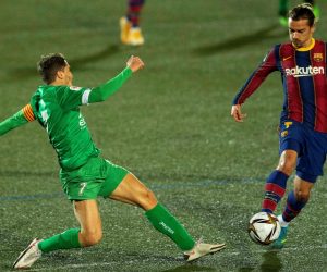 epa08956447 FC Barcelona's striker Antoine Griezmann (R) vies for the ball with Cornella's midfielder Eloy Gila (L) during the Spanish King's Cup round-of-32 soccer match between UE Cornella and FC Barcelona held at Nou Municipal Stadium, in Cornella de Llobregat, Barcelona, Spain, 21 January 2021.  EPA/Enric Fontcuberta