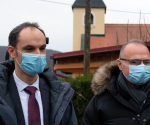 Petrinja, 22.1.2021.- Slovenski ministar vanjskih poslova Ane Logar u petak je svoj radni posjet Hrvatskoj zapoèeo obilaskom potresom pogoðene Petrinje, istaknuvi da je Slovenija uvijek spremna pomoæi, no da se nada da to u buduænosti neæe biti potrebno. Na slici Ane Logar i hrvatski ministar vanjskih poslova Gordan Grliæ Radman. 
foto HINA/ Ivan ARAVANJA/ ua