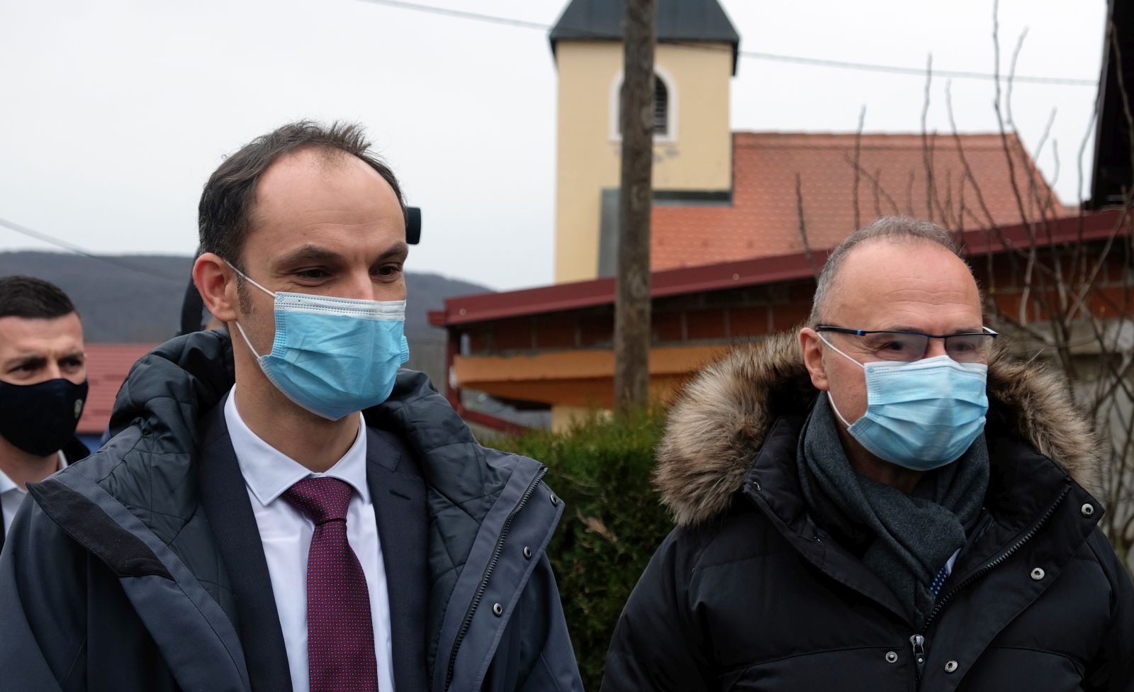 Petrinja, 22.1.2021.- Slovenski ministar vanjskih poslova Ane Logar u petak je svoj radni posjet Hrvatskoj zapoèeo obilaskom potresom pogoðene Petrinje, istaknuvi da je Slovenija uvijek spremna pomoæi, no da se nada da to u buduænosti neæe biti potrebno. Na slici Ane Logar i hrvatski ministar vanjskih poslova Gordan Grliæ Radman. 
foto HINA/ Ivan ARAVANJA/ ua