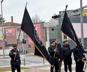 Zadar, 22.1.2021. - Obiljeavanje 28. obljetnice vojno-redarstvene operacije Maslenica 93. nastavljena je prigodnim programom u parku u uvali Jazine kod Kocke, spomenika hrvatskim braniteljima. Na slici sudionici sveèanosti s obiljejima HOS-a. 
foto HINA/ Zvonko KUCELIN/ ua
