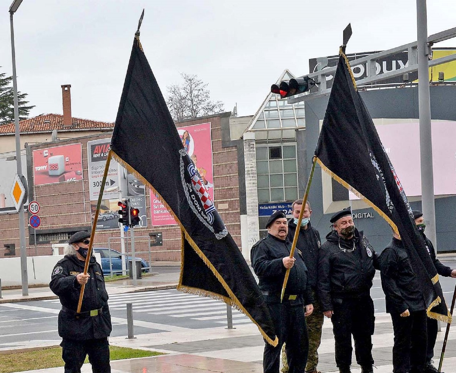 Zadar, 22.1.2021. - Obiljeavanje 28. obljetnice vojno-redarstvene operacije Maslenica 93. nastavljena je prigodnim programom u parku u uvali Jazine kod Kocke, spomenika hrvatskim braniteljima. Na slici sudionici sveèanosti s obiljejima HOS-a. 
foto HINA/ Zvonko KUCELIN/ ua