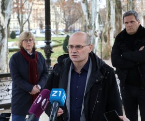 Zagreb, 22.01.2021. - Konferencija za medije HSLS-a o nunosti koherencije epidemiolokih mjera u sustavu javnog prijevoza u Zagrebu i o koritenju spomenièke rente u svrhu obnove Zagreba. Na fotografiji potpredsjednica HSLS-a Saa Poljanec-Boriæ, predsjednik zagrebaèkog HSLS-a i HSLS-ov saborski zastupnik Darko Klasiæ, gradski zastupnik HSLS-a Kristijan Jeliæ. foto HINA/ Lana SLIVAR DOMINIÆ/ lsd