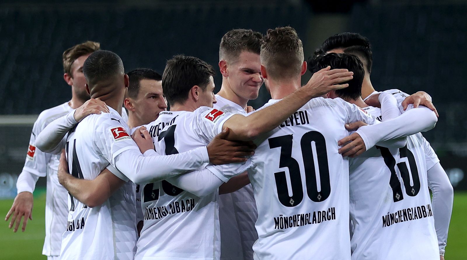 epa08958770 Nico Elvedi (C) of Gladbach celebrates with his teammates after he scored his tream's 2nd goal during the German Bundesliga soccer match between Borussia Moenchengladbach and Borussia Dortmund at Borussia-Park in Moenchengladbach, Germany, 22 January 2021.  EPA/LARS BARON / POOL CONDITIONS - ATTENTION: The DFL regulations prohibit any use of photographs as image sequences and/or quasi-video.