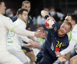 epa08958754 Jim Gottfridsson (2-R) of Sweden in action against Borut Mackovsek (R) of Slovenia during the Main Round match between Slovenia and Sweden at the 27th Men's Handball World Championship in Cairo, Egypt, 22 January 2021.  EPA/Mohamed Abd El Ghany / POOL