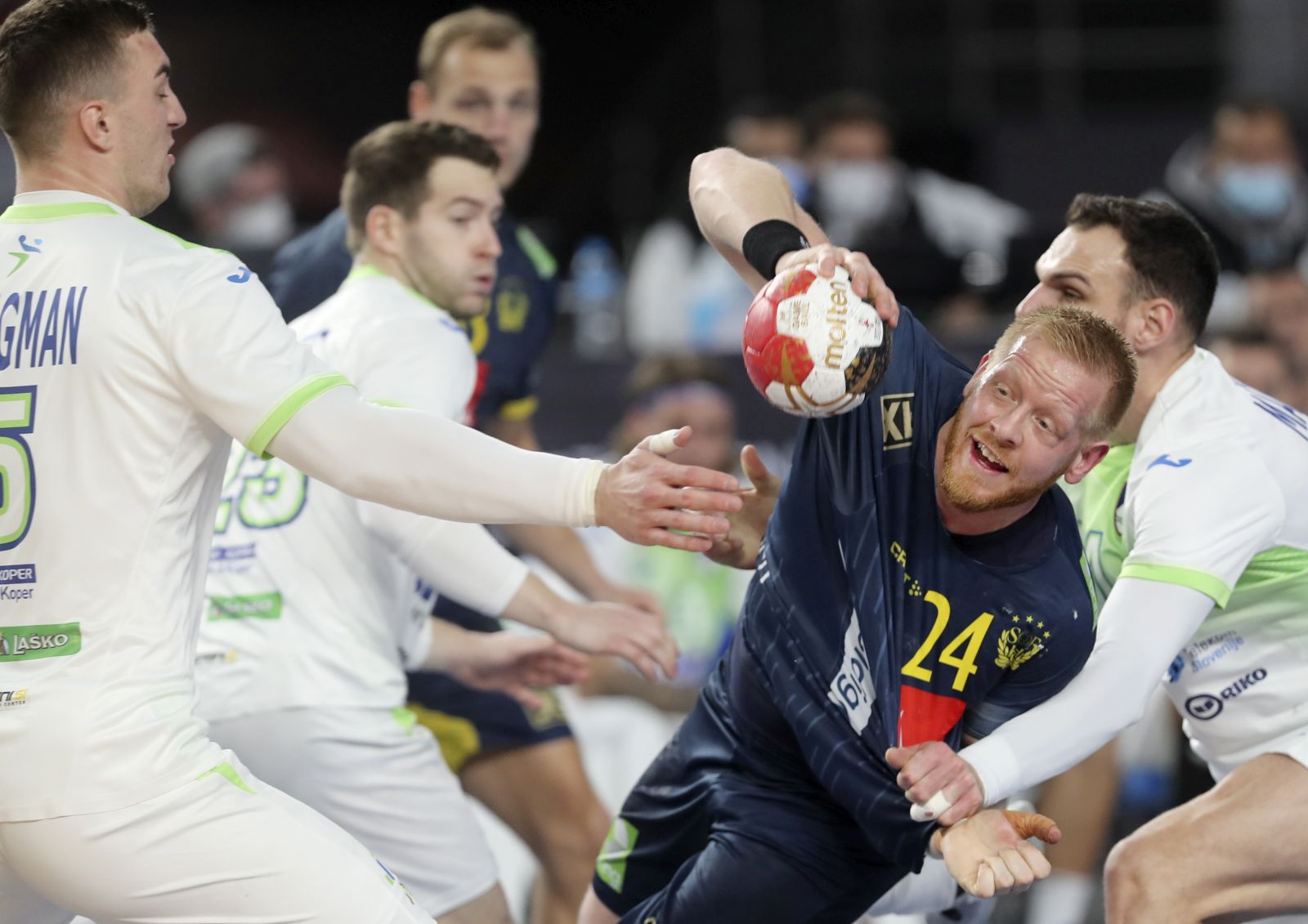 epa08958754 Jim Gottfridsson (2-R) of Sweden in action against Borut Mackovsek (R) of Slovenia during the Main Round match between Slovenia and Sweden at the 27th Men's Handball World Championship in Cairo, Egypt, 22 January 2021.  EPA/Mohamed Abd El Ghany / POOL