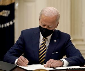 epa08958902 US President Joe Biden signs two executive orders after delivering remarks on his administration's response to the economic crisis in the State Dining Room of the White House in Washington, DC, USA, 22 January 2021.  EPA/Ken Cedeno / POOL