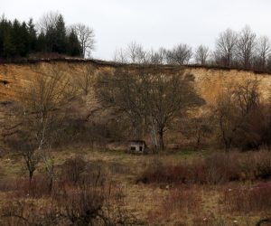 Hrvatska kostajnica, 22.01.2021 - I u Hrvatskoj Kostajnici, gradu na samom rubu Sisacko-moslovacke upanije,  potres je otetio kuce vie stotina kuca, za sad je njih 26 dobilo crvenu naljepnicu, a otvorila su se i dva klizita, pored kuca ciji nam vlasnici govore: Dobro smo, drimo se zubima za vjetar!. Hrvatska Kostajnica gradic je u kojemu ivi oko 2700 stanovnika. Nalazi se na samoj granici s Bosnom i Hercegovinom od koje ga dijeli rijeka Una, i nekih 50 kilometara od epicentra razornog potresa. Na slici klizite staro par godina iznad otecenih kuca u Roguljama na broju 121.
foto HINA/ Daniel KASAP/ ds