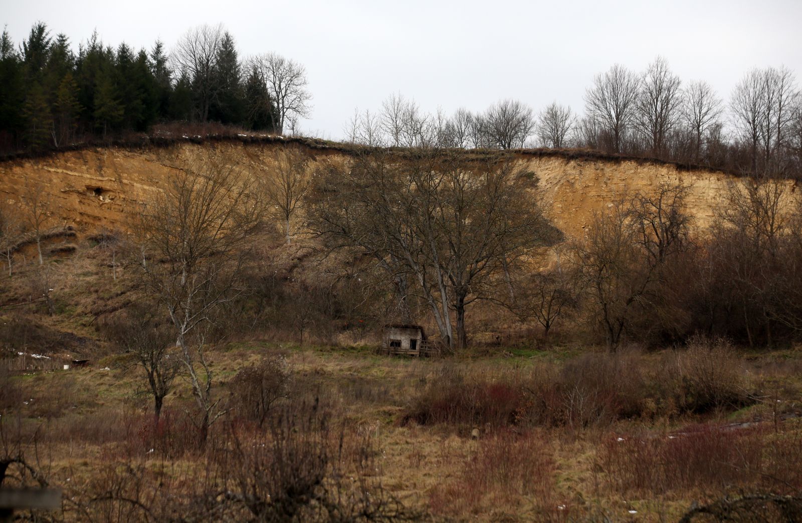 Hrvatska kostajnica, 22.01.2021 - I u Hrvatskoj Kostajnici, gradu na samom rubu Sisacko-moslovacke upanije,  potres je otetio kuce vie stotina kuca, za sad je njih 26 dobilo crvenu naljepnicu, a otvorila su se i dva klizita, pored kuca ciji nam vlasnici govore: Dobro smo, drimo se zubima za vjetar!. Hrvatska Kostajnica gradic je u kojemu ivi oko 2700 stanovnika. Nalazi se na samoj granici s Bosnom i Hercegovinom od koje ga dijeli rijeka Una, i nekih 50 kilometara od epicentra razornog potresa. Na slici klizite staro par godina iznad otecenih kuca u Roguljama na broju 121.
foto HINA/ Daniel KASAP/ ds