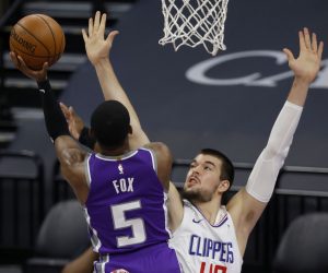 epaselect epa08940742 Sacramento Kings guard De'Aaron Fox (L) goes to the basket for two points as Los Angeles Clippers center Ivica Zubac of Bosnia and Herzegovina (R) defends during the first half of the NBA game between the Los Angeles Clippers and the Sacramento Kings at Golden 1 Center in Sacramento, California, USA, 15 January 2021.  EPA/JOHN G. MABANGLO SHUTTERSTOCK OUT