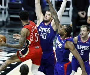 epa08936501 (L-R) New Orleans Pelicans guard Nickeil Alexander-Walker in action against Los Angeles Clippers center Ivica Zubac, Los Angeles Clippers forward Kawhi Leonard and Los Angeles Clippers guard Luke Kennard during the third quarter of the NBA basketball game between the New Orleans Pelicans and the Los Angeles Clippers at the Staples Center in Los Angeles, California, USA, 13 January 2021.  EPA/ETIENNE LAURENT SHUTTERSTOCK OUT