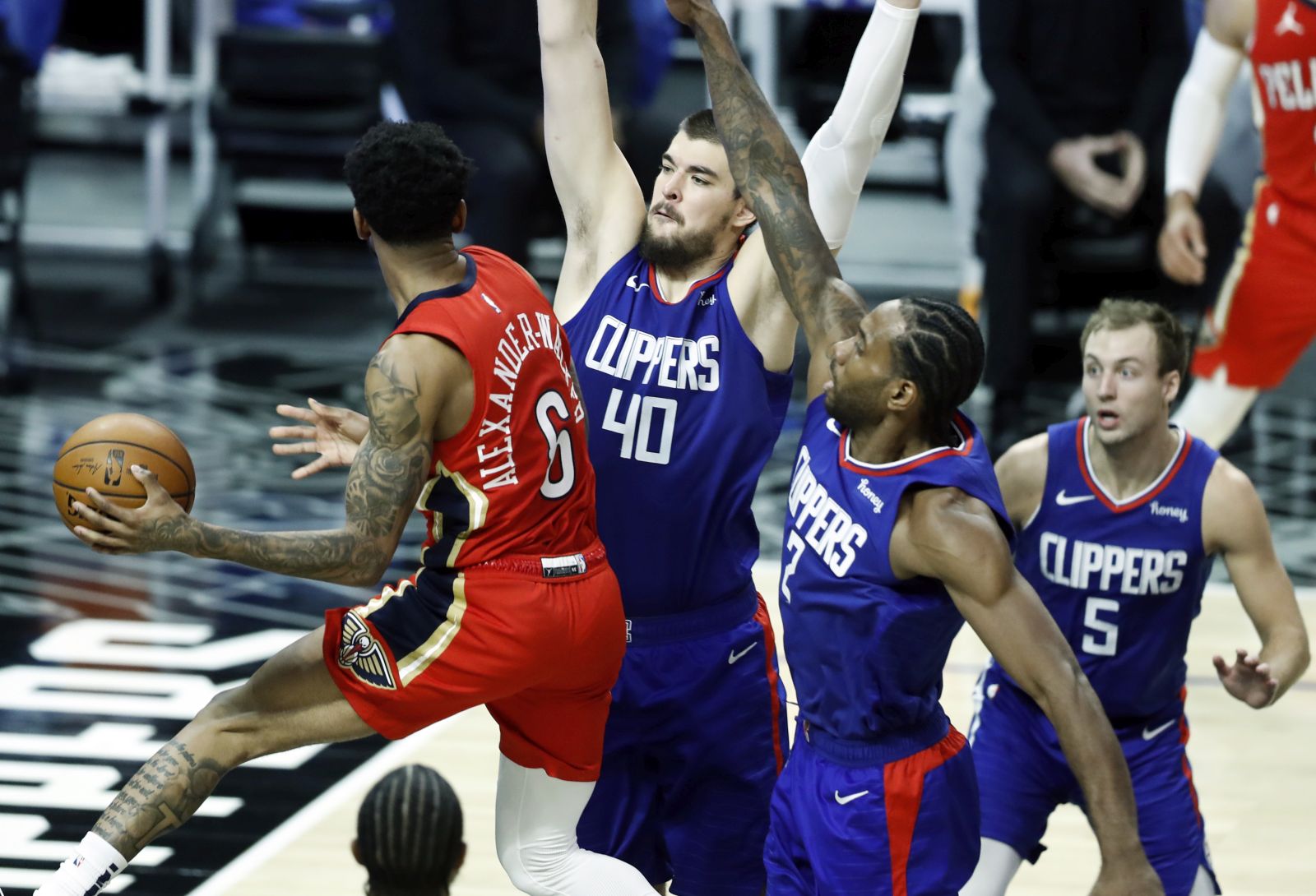 epa08936501 (L-R) New Orleans Pelicans guard Nickeil Alexander-Walker in action against Los Angeles Clippers center Ivica Zubac, Los Angeles Clippers forward Kawhi Leonard and Los Angeles Clippers guard Luke Kennard during the third quarter of the NBA basketball game between the New Orleans Pelicans and the Los Angeles Clippers at the Staples Center in Los Angeles, California, USA, 13 January 2021.  EPA/ETIENNE LAURENT SHUTTERSTOCK OUT