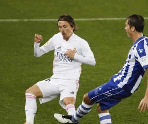 epa08961233 Alaves' midfielder Tomas Pina (R) in action against Real Madrid's midfielder Luka Modric (L) during the Spanish LaLiga soccer match between Deportivo Alaves and Real Madrid at Mendizorroza stadium in Vitoria, Basque Country, Spain, 23 January 2021.  EPA/Juriaan Tierie