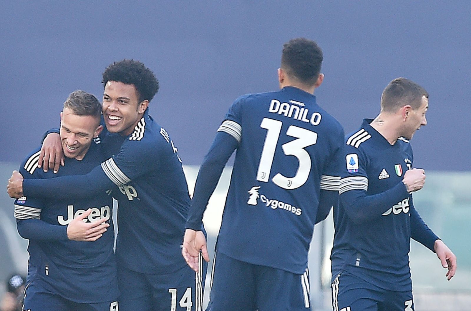 epa08961903 Juventus’ Arthur (C-L) celebrates after scoring his team's first goal during the Italian Serie A soccer match Juventus FC vs Bologna FC at the Allianz Stadium in Turin, Italy, 24 January 2021.  EPA/ALESSANDRO DI MARCO