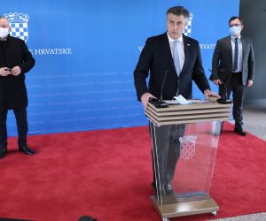 Zagreb, 25.01.2021. - Pod predsjedanjem predsjednika Vlade Andreja Plenkovića održao se sastanak Međuresorne radne skupine za praćenje provedbe bespovratnih sredstava iz Fonda solidarnosti Europske unije, namijenjenih za financiranje obnove Grada Zagreba, Krapinsko-zagorske županije i Zagrebačke županije. Na fotografiji Darko Horvat, Andrej Plenković, Damir Vrađelić, izjava nakon sastanka.
foto HINA/ Admir BULJUBAŠIĆ/ abu